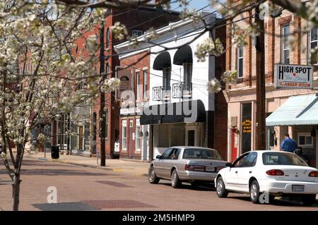 Harriet Tubman Underground Railroad Byway – Autos parken vor Gebäuden im historischen Stadtzentrum von Cambridge. Restaurants, Geschäfte, Kunstgalerien, Museen und Unterkünfte sind die Race Street im historischen Stadtzentrum von Cambridge. Die Architektur und Infrastruktur der Stadt sind weitgehend intakt. Besucher und Einheimische können auf den Bürgersteigen spazieren gehen, einen Happen essen und das Kleinstadtleben genießen. Cambridge, Maryland Stockfoto