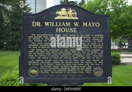 Minnesota River Valley Scenic Byway - Schild vor William W. Mayo House. Erfahren Sie mehr über die Assoziation dieses kleinen Hauses mit der Familie Mayo, berühmt für ihre Beiträge zur Medizin. Standort: Le Sueur, Minnesota (44,461° N 93,915° W) Stockfoto