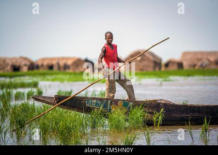 Mann in einem Holzboot (Pirogue) in der Nähe von Mopti, Mali, Westafrika. Stockfoto