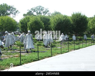 George Washington Memorial Parkway - Korean War Veterans Memorial. Das Korean war Veterans Memorial ehrt diejenigen, die im Koreakrieg gearbeitet und gekämpft haben. Die Gedenkstätte wirft einen durchdachten Schatten auf den Besucher. The Mall, Washington, District of Columbia (38,888° N 77,047° W) Stockfoto