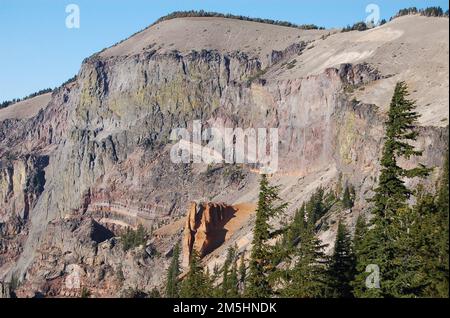 Volcanic Legacy Scenic Byway - farbenfrohe Klippen am Bimice Castle Overlook. Orange, Gelb, Grau, Blau und Grün bilden den farbenfrohen Regenbogen auf den Klippen des Crater Lake. Lage: Crater Lake National Park, Oregon (42,928° N 122,054° W) Stockfoto
