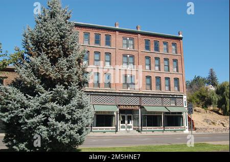 Volcanic Legacy Scenic Byway - Baldwin Hotel Museum. Das historische Baldwin Hotel, einst ein Möbelgeschäft und Hotel, heute ein Museum, steht an der Main Street (US 97) in der Nähe des Lake Ewauna in Klamath Falls. Lage: Klamath Falls, Oregon (42,220° N 121,788° W) Stockfoto