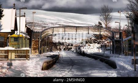 Bahnhof Brora im Winterschnee Stockfoto