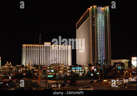 Las Vegas Strip - Tropicana Bei Nacht. Nachts erheben sich die beleuchteten Türme des Tropicana Resort & Casino über Palmen und spitz beleuchteten Dächern der Tahitan Hütten, die das Dekor des Resorts ausmachen. Lage: Las Vegas, Nevada Stockfoto