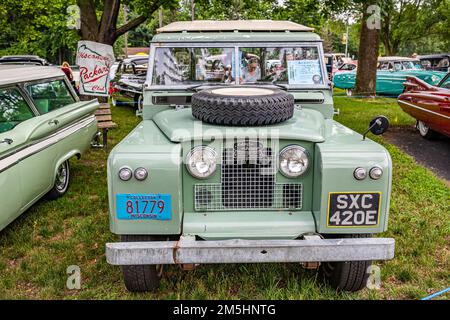 Iola, WI - 07. Juli 2022: Aus der Perspektive erscheinende Vorderansicht eines 1967 Land Rover 88 Serie IIA Kombi auf einer lokalen Automesse. Stockfoto