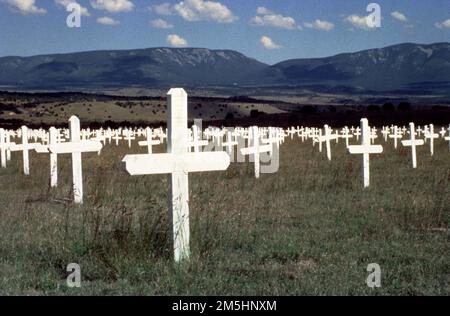 Billy the Kid Trail - Fort Stanton Merchant Marine Cemetery. Weiße Kreuze stehen in stiller Erinnerung unter dem blauen Himmel von New Mexico in Fort Stanton. Lage: Ft. Stanton Merchant Marine Cemetery, New Mexico (33,490° N 105,515° W) Stockfoto