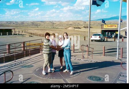 Trail of the Ancients - Glückliche Besucher am Four Corners Monument. Das bei vielen Touristen beliebte Four Corners Monument ist der einzige Ort in den Vereinigten Staaten, an dem sich vier Staaten an einem gemeinsamen Punkt treffen. Lage: Four Corners Monument, Trail of the Ancients, Colorado (36,999° N 109,045° W) Stockfoto