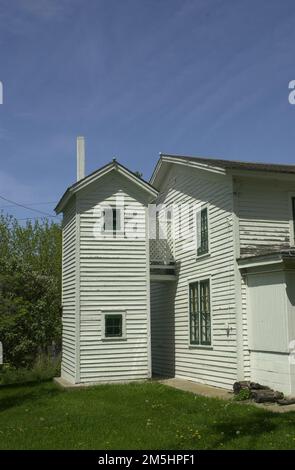 Minnesota River Valley Scenic Byway - zweigeschossiges Outhouse im Hooper-Bowler-Hillstrom House. Dieses zweistöckige Klo ist ein amüsanter Teil des Hooper-Bowler-Hillstrom House, der Heimat der Belle Plaine Historical Society. Standort: Belle Plaine, Minnesota (44,619° N 93,769° W) Stockfoto