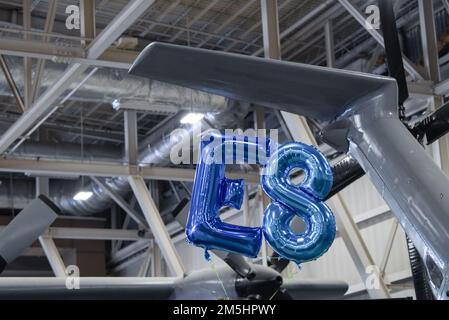 Die 10 Mitglieder des 37. Training Wing, die für die Beförderung zum Senior Master Sergeant ausgewählt wurden, wurden bei einer Feier ausgezeichnet, die von den Top III auf der Joint Base San Antonio-Lackland, Texas, am 18. März 2022 gesponsert wurde. Oberst Rockie Wilson, 37. TRW-Kommandant, und Chefmeisterin Michael Morgan, 37. TRW-Kommandoleiter, gratulierten den ausgewählten Teilnehmern. Stockfoto