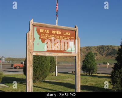 Pioneer Historic Byway - Hinweisschild für „Bear River Lava“. Ein Schild beschreibt den Bear River und wie sein Verlauf durch Lavaausbrüche umgeleitet wurde. Lage: Soda Springs, Idaho (42,659° N 111,604° W) Stockfoto