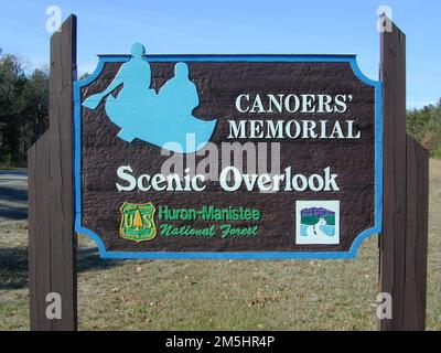 River Road Scenic Byway - Canoers Memorial Eingangsschild. Das einzigartige Design des Canoers Memorial Entrance Sign, das sich direkt am Highway zeigt, lässt Reisende wissen, dass es sich um eine Sehenswürdigkeit am Byway handelt. Lage: Canoers Memorial, Michigan Stockfoto