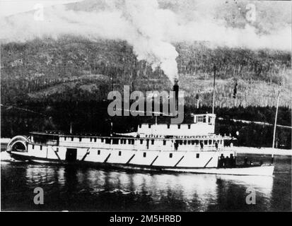 International Selkirk Loop - die majestätische SS Moyie am Kootenai River. Die majestätische SS Moyie, die hier zu sehen ist, wurde 1898 erbaut und diente Gemeinden entlang des Kootenai River und Kootenay Lake fast 60 Jahre lang. Es ist jetzt Nordamerikas ältester restaurierter Sternraddampfer und ist den ganzen Sommer über täglich für Touren an der Anlegestelle in Kaslo, BC, geöffnet. Stockfoto