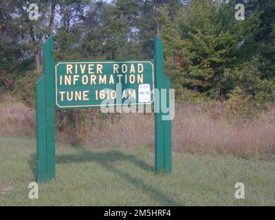 River Road Scenic Byway - Schild Mit Radiosender. Schilder wie dieses befinden sich an jedem Eingang des River Road Scenic Byway. Reisende können ihre Radios auf 1610 einstellen, um aktuelle Informationen über Aktivitäten, Freizeitangebote und weitere Informationen zu erhalten. Lage: Michigan Stockfoto