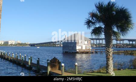 Ormond Scenic Loop & Trail - Granada Bridge. Der Gipfel der Granada Bridge am Horizont bietet einen Blick aus der Vogelperspektive auf den Intracoastal Waterway und die Umgebung, der sich im Norden und Süden erstreckt, so weit der Reisende sehen kann. Alle vier Ecken der Brückenzugänge wurden zu einzigartigen Parks entwickelt, mit vollem Zugang unter der Brücke und einem hölzernen Spazier- und Angelpier, der sich weit in den Wasserweg erstreckt. Besucher können die gesamte Breite der Brücke sicher zu Fuß oder mit dem Fahrrad erkunden und die Sehenswürdigkeiten und die Geschichte dieser bezaubernden Gegend genießen, die in vielerlei Hinsicht noch das Aussehen und Gefühl hat Stockfoto