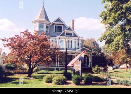 Amish Country Byway - Victorian House Museum. Eine Flagge weht vor der Herbstfarbe auf dem Rasen des Victorian House Museum in Millersburg. Standort: Millersburg, Ohio (40,554° N 81,917° W) Stockfoto