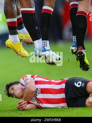 26. Dez. 2022 - Brentford gegen Tottenham Hotspur - Premier League - GTECH Community Stadium Brentford's Christian Norgaard liegt als " Draft Exkluder " hinter der Verteidigungsmauer von Brentford, während Tottenham während des Premier League-Spiels im GTECH Community Stadium einen Freistoß unternimmt. Bild : Mark Pain / Alamy Live News Stockfoto