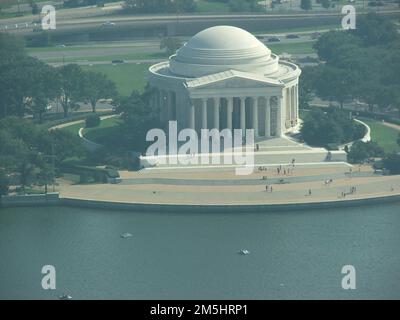 George Washington Memorial Parkway - Jefferson Memorial. Winzig aussehende Menschen mischen sich am Jefferson Memorial am Potomac River. Die Gedenkfeier feiert den dritten Präsidenten der Vereinigten Staaten, Thomas Jefferson. Das Gebäude erinnert mit seinem runden Kuppeldesign an sein Haus in Monticello, das auf dem Pantheon in Rom basiert, das Jefferson als perfektes Modell eines kreisförmigen Gebäudes ansah. Washington, District of Columbia (38,881° N 77,036° W) Stockfoto