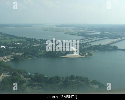 George Washington Memorial Parkway - Blick auf das Jefferson Memorial. Das Washington Monument bietet einen atemberaubenden Blick auf den Potomac River sowie das Jefferson Memorial, das dem dritten Präsidenten der Vereinigten Staaten, Thomas Jefferson, gewidmet ist. Washington, District of Columbia (38,881° N 77,036° W) Stockfoto