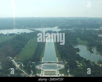 George Washington Memorial Parkway - Blick vom Washington Monument. Hoch oben im Washington Monument können Sie das World war II Memorial, den Reflexionspool, das Lincoln Memorial und den Potomac River sehen. Washington, District of Columbia (38,889° N 77,045° W) Stockfoto