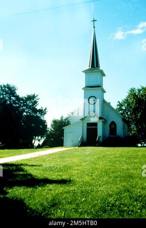 Great River Road - Schwedische Evangelische Tabor Lutheranische Kirche. Ursprünglich 1881 erbaut, brannte diese Kirche zweimal nieder und jedes Mal wurde sie nach dem ursprünglichen Design (typisch für diese Gegend) wieder aufgebaut. Ihr Kirchturm, das hohe Dach und die spitzen gotischen Fenster kennzeichnen sie eindeutig als christliche Kirche. Stockfoto