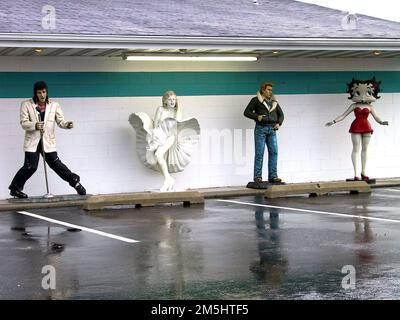 Historische Route 66 - berühmte Persönlichkeiten am Polk-A-Dot Drive in. Elvis, Marilyn Monroe, James Dean und Betty Boop stehen vor dem Polk-A-Dot Drive in, einem nostalgischen Restaurant an der Route 66. Illinois Stockfoto