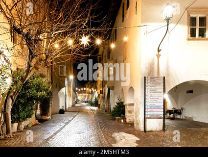 Egna in Südtirol (Neumarkt): Die berühmte Altstadt während des Weihnachtsfestes, Provinz Bozen, Trentino Alto Adige - Norditalien, Europa- Stockfoto