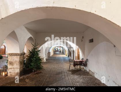 Egna in Südtirol (Neumarkt): Die berühmte Altstadt während des Weihnachtsfestes, Provinz Bozen, Trentino Alto Adige - Norditalien, Europa- Stockfoto