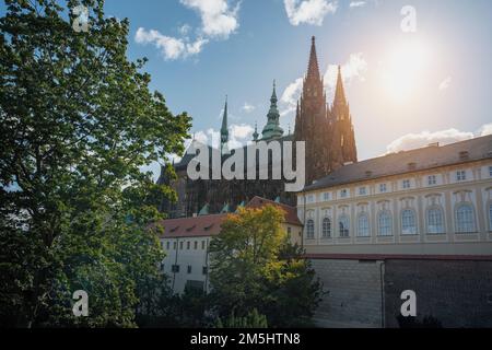 Prager Burg und Veitsdom bei Sonnenuntergang - Prag, Tschechische Republik Stockfoto