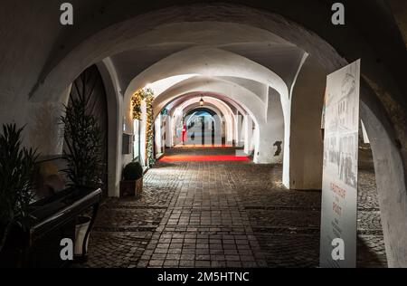 Egna in Südtirol (Neumarkt): Die berühmte Altstadt während des Weihnachtsfestes, Provinz Bozen, Trentino Alto Adige - Norditalien, Europa- Stockfoto