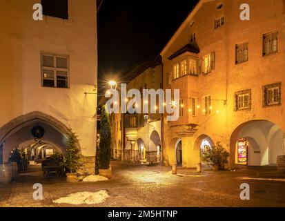 Egna in Südtirol (Neumarkt): Die berühmte Altstadt während des Weihnachtsfestes, Provinz Bozen, Trentino Alto Adige - Norditalien, Europa- Stockfoto