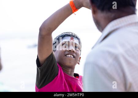 Varanasi, Uttar Pradesh, Indien - Nov. 2022: Porträt eines indischen Jungen mit lächelndem Gesicht bei Assi Ghat in varanasi. Stockfoto