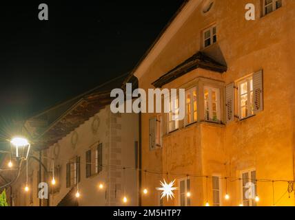 Egna in Südtirol (Neumarkt): Die berühmte Altstadt während des Weihnachtsfestes, Provinz Bozen, Trentino Alto Adige - Norditalien, Europa- Stockfoto