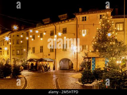 Egna in Südtirol (Neumarkt): Die berühmte Altstadt während des Weihnachtsfestes, Provinz Bozen, Trentino Alto Adige - Norditalien, Europa- Stockfoto