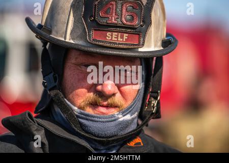 Melvin Self, 60. Civil Engineer Squadron Fire Department Assistant Chief of Training, informiert die Feuerwehrleute während eines kontrollierten Brandschadens auf dem Luftwaffenstützpunkt Travis, Kalifornien, 18. März 2022. Diese Spezialisten halten die Mission der Luftwaffe aufrecht, um die Sicherheit anderer zu gewährleisten, und unterstützen nicht nur die Luftwaffenstützpunkte, sondern auch die zivile Feuerwehr bei Bedarf. Stockfoto