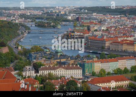 Die Moldau und die Prager Brücken aus der Vogelperspektive - Prag, Tschechische Republik Stockfoto