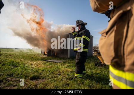 Melvin Self, 60. Civil Engineer Squadron Fire Department Assistant Chief of Training, informiert die Feuerwehrleute während eines kontrollierten Brandschadens auf dem Luftwaffenstützpunkt Travis, Kalifornien, 18. März 2022. Diese Spezialisten halten die Mission der Luftwaffe aufrecht, um die Sicherheit anderer zu gewährleisten, und unterstützen nicht nur die Luftwaffenstützpunkte, sondern auch die zivile Feuerwehr bei Bedarf. Stockfoto