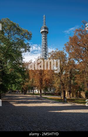 Petrin-Turm im Petrin-Park - Prag, Tschechische Republik Stockfoto