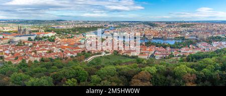 Panoramablick aus der Vogelperspektive auf Prag mit allen wichtigen Sehenswürdigkeiten - Prag, Tschechische Republik Stockfoto