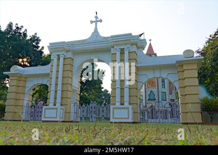 20.10.2022. Raiganj, Westbengalen, Indien. Vorderansicht der Kirche Saint Joseph Cathedral in Raiganj. Stockfoto