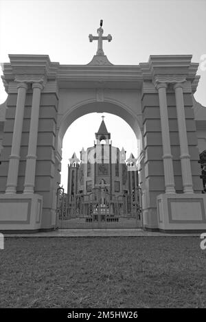 20.10.2022. Raiganj, Westbengalen, Indien. Vorderansicht der Kirche Saint Joseph Cathedral in Raiganj. Stockfoto