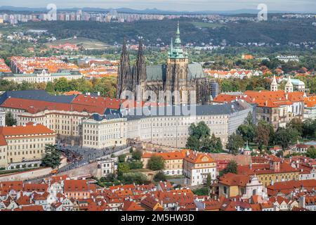 Die Prager Burg und der Veitsdom aus der Vogelperspektive - Prag, Tschechische Republik Stockfoto