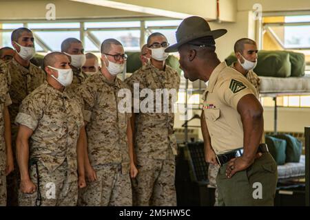 EIN US-AMERIKANISCHER Senior Drill Instructor des Marine Corps mit Charlie Company, 1. Recruit Training Bataillon, unterrichtet Rekruten während des Abholprozesses im Marine Corps Recruit Depot San Diego, 18. März 2022. Nachdem die Rekruten ihre Ausbilder trafen, begann ihr Training. Stockfoto