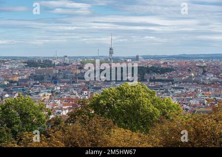 Skyline von Prag mit Zizkov Fernsehturm - Prag, Tschechische Republik Stockfoto