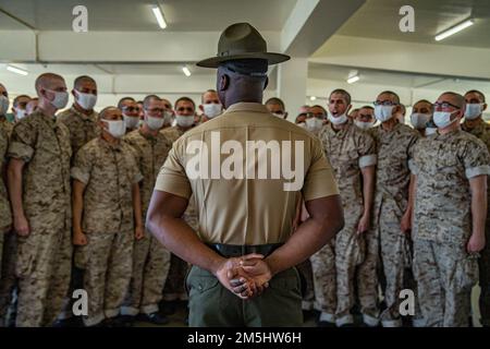 EIN US-AMERIKANISCHER Senior Drill Instructor des Marine Corps mit Charlie Company, 1. Recruit Training Bataillon, unterrichtet Rekruten während des Abholprozesses im Marine Corps Recruit Depot San Diego, 18. März 2022. Nachdem die Rekruten ihre Ausbilder trafen, begann ihr Training. Stockfoto
