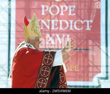 Washington, Vereinigte Staaten Von Amerika. 17. April 2008. Washington, DC - 17. April 2008 -- Papst Benedikt XVI feiert am Donnerstag, 17. April 2008, die Messe im neuen Nationals Park in Washington, DC. Dies ist das erste nicht-Baseball-Event im Park, das im März 31 eröffnet wurde. Guthaben: Ron Sachs/CNP/Sipa USA. (EINSCHRÄNKUNG: KEINE New York- oder New Jersey-Zeitungen oder Zeitungen im Umkreis von 75 km um New York City) Guthaben: SIPA USA/Alamy Live News Stockfoto