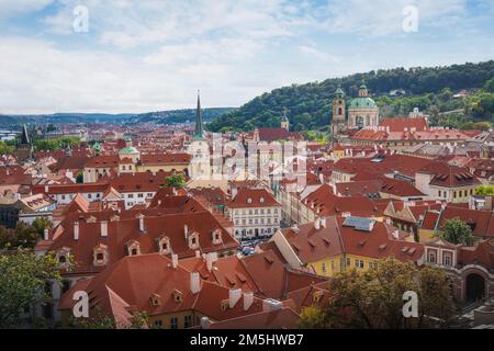 Luftaufnahme von Mala Strana mit St. Nicholas Kirche und St. Thomas Kirche - Prag, Tschechische Republik Stockfoto