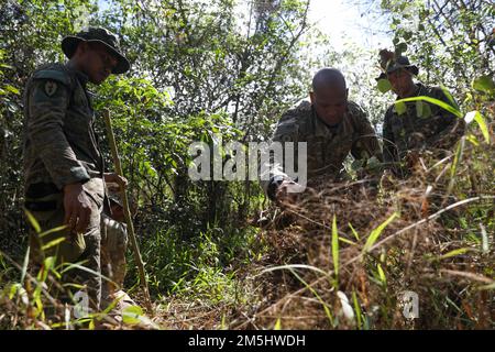 USA Army Staff Sergeant Nobuo West, ein Dschungelschullehrer der Lightning Academy, 25. Infanterieabteilung, inspiziert ein Frühwarnsystem der USA Soldaten des 2. Bataillons, des 27. Infanterie-Regiments, des 3. Infanterie-Brigaden-Kampfteams, der 25. Infanterie-Division, und ihre Gegenstücke des philippinischen Armee-1.-Brigaden-Kampfteams, während des Dschungel-Operations-Trainingskurses in Salaknib 2022 in Fort Magsaysay, Nueva Ecija, Philippinen, 18. März 2022. Der Dschungelbetriebstraining war eine der vielen Schulungsveranstaltungen, die während des Salaknib 2022 abgehalten wurden und auf Inkreas ausgerichtet waren Stockfoto