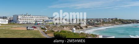 Arniston, Südafrika - 22. September 2022: Blick auf das Arniston Hotel, die historische Fischerstadt Kassiesbaai und den Hafen von Arniston im Westen Stockfoto