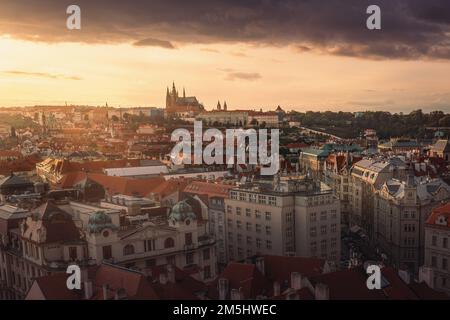 Blick auf Prag bei Sonnenuntergang mit der Prager Burg - Prag, Tschechische Republik Stockfoto