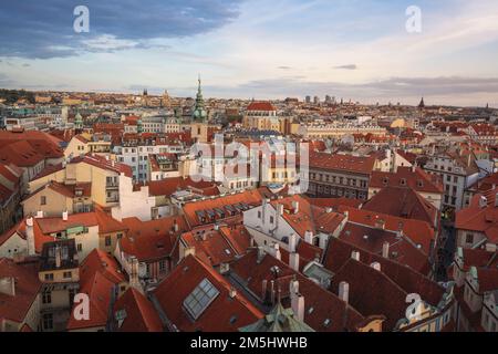 Luftaufnahme von Stare Mesto mit Kirche St. Gallen und Kirche St. Giles - Prag, Tschechische Republik Stockfoto